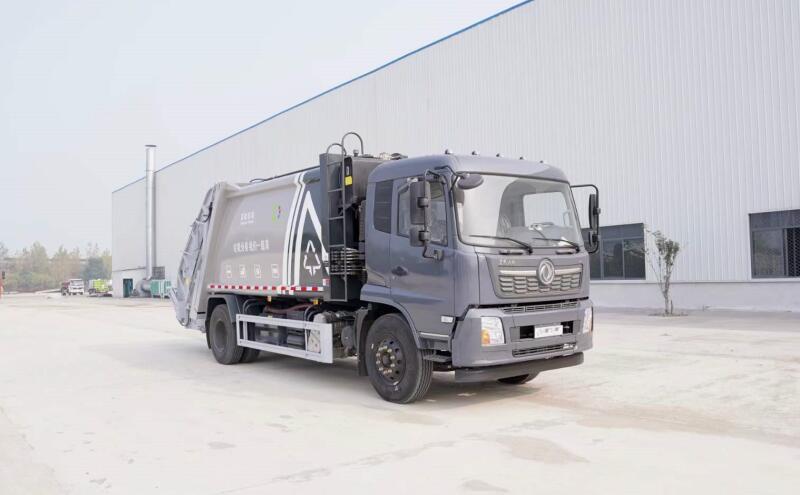 東風(fēng)天錦壓縮垃圾車45度角后面